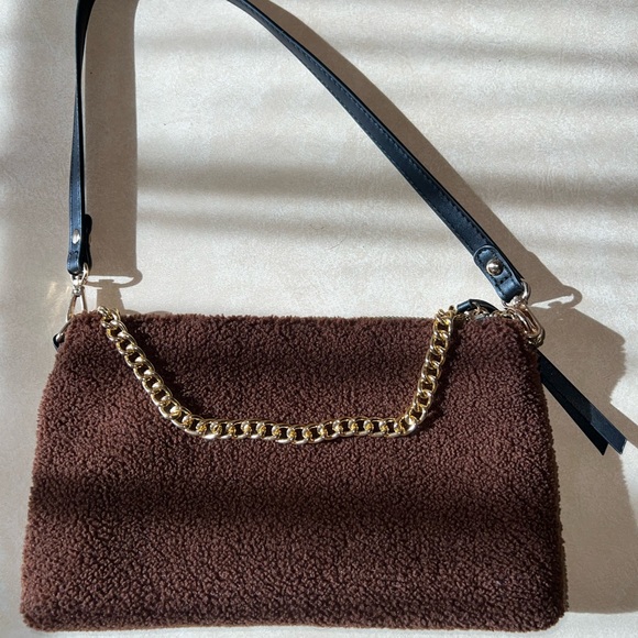 Brown fuzzy purse with gold accessory - Picture 4 of 9